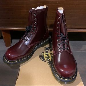 Dr. Martens Vegan Cherry 1460 US 7 NIB